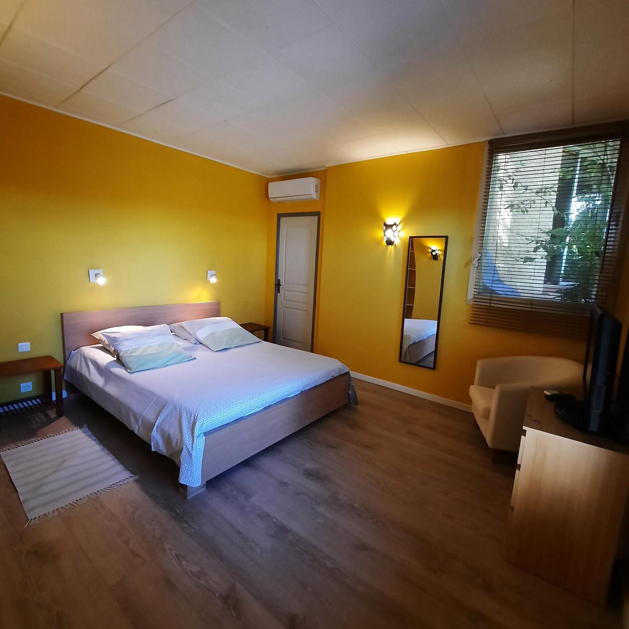Bed and Breakfast Les 3 Saisons Cucuron Exteriér fotografie